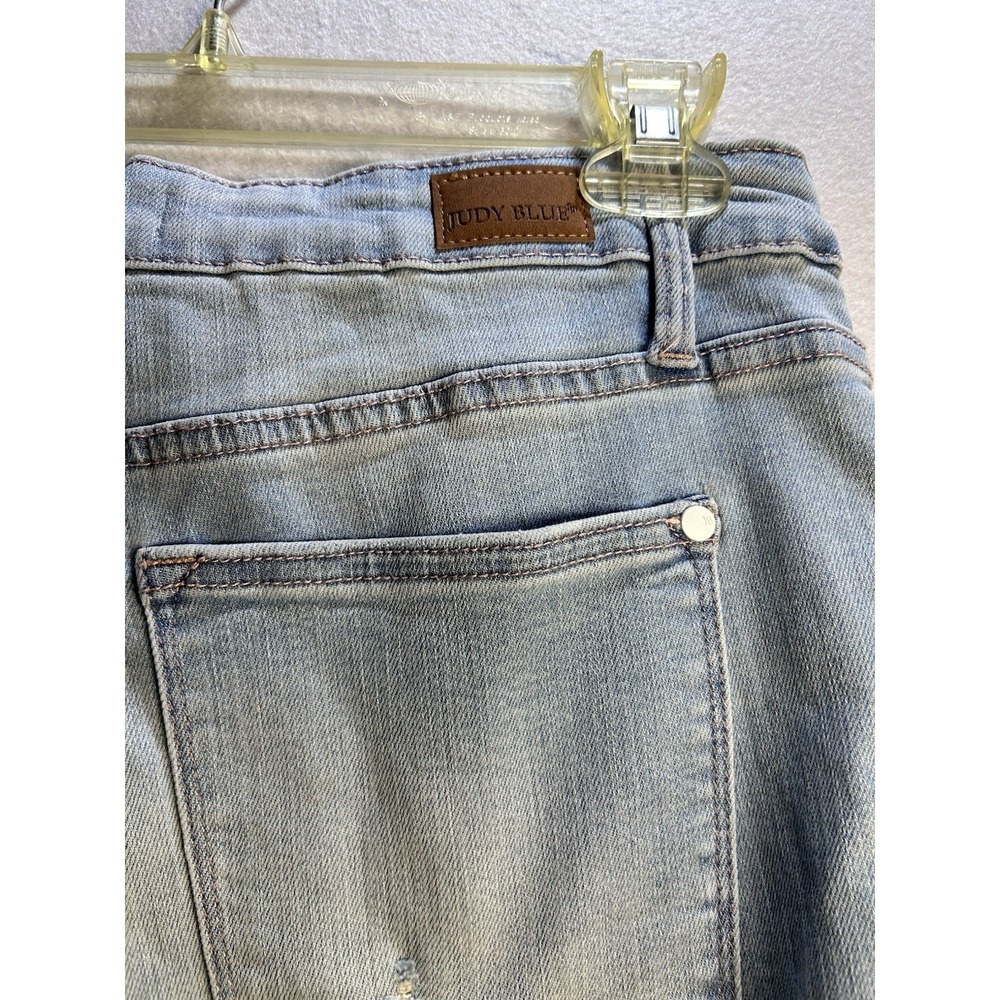 Judy Blue Women's Boyfriend Fit Mid Rise Light Wash Distressed 5-Pocket Jeans - Picture 7 of 8
